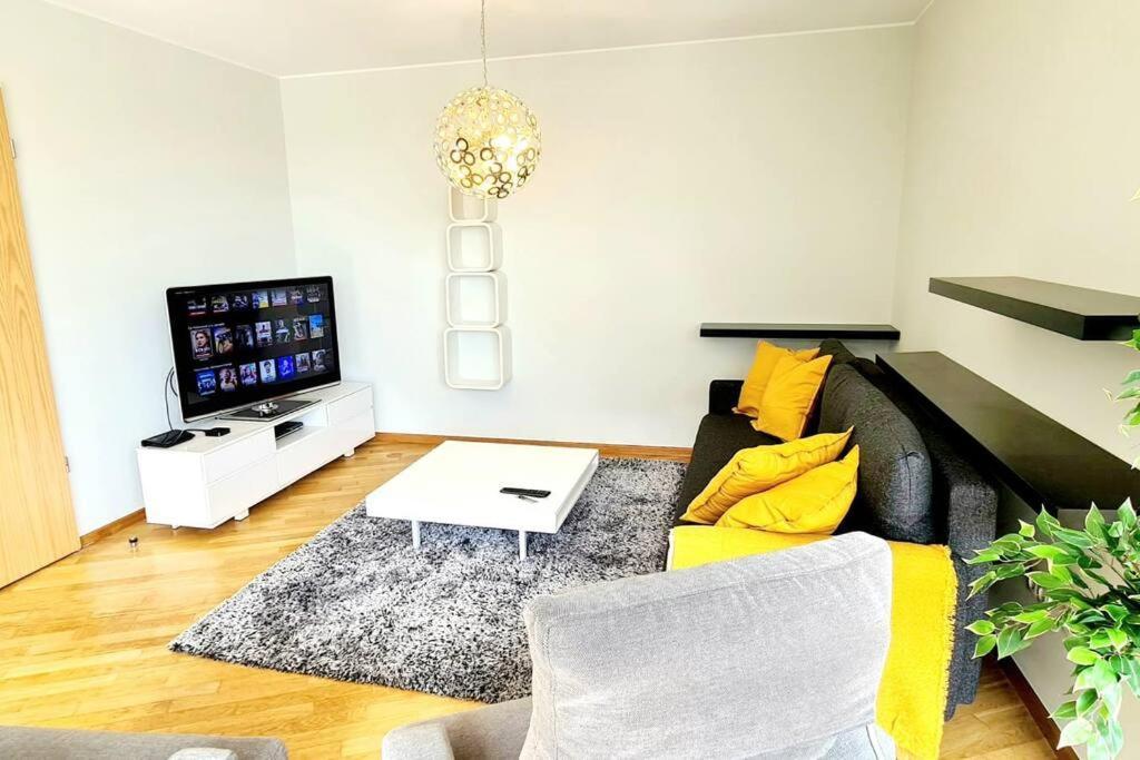 Luxury One Bedroom Flat With Parking&balcony-cent2 Apartment *